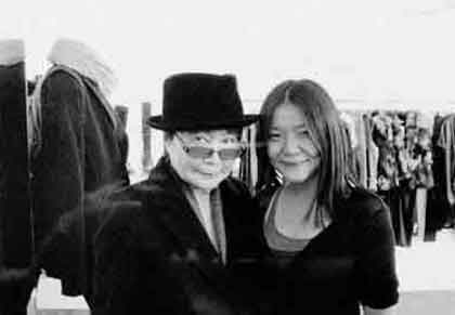 Xie Rong  谢蓉 with Yoko Ono  -  London 2009