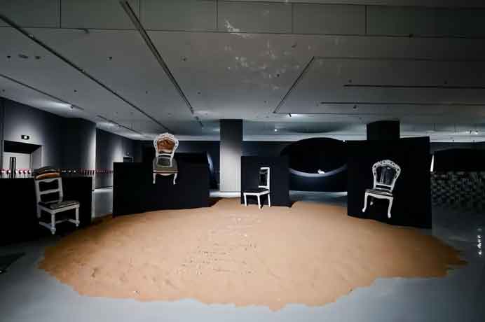Shen Shaomin  沈少民  -  Me and Myself  -  Sand, stainless steel chair, mirror acrylic, 900 x 500 cm  -  installation  -  2023
