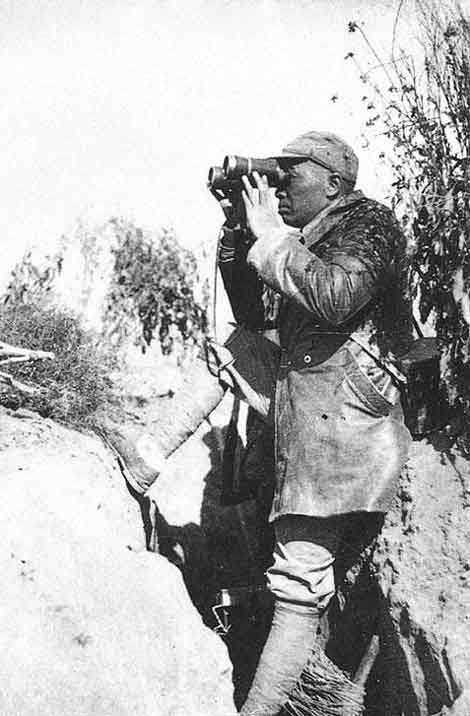Xu Xiaobing  徐肖冰 -  Peng Dehuai  彭德怀 watch for the enemy  -  1940
